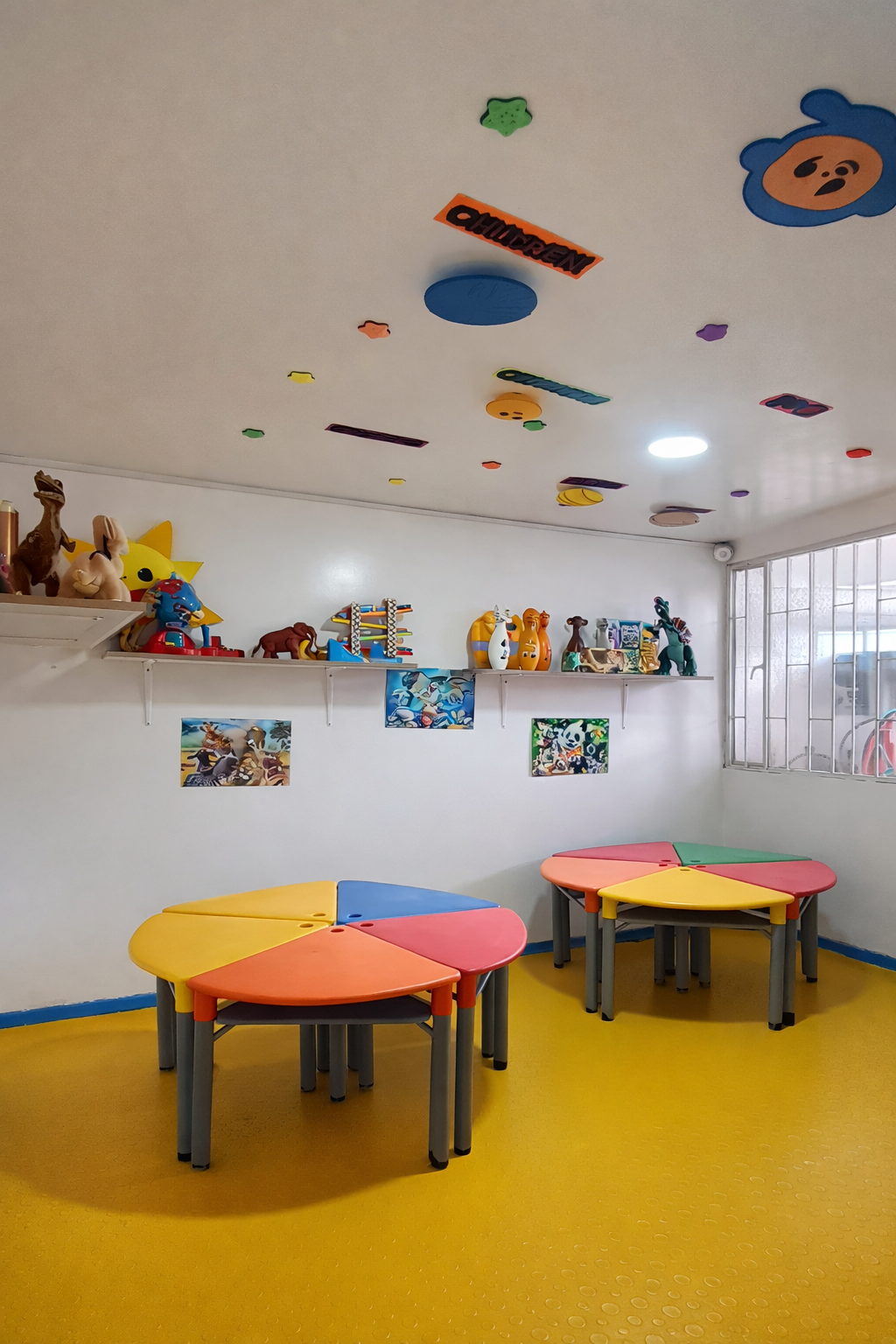 Aulas de clase amplias en jardín infantil en Castilla Kennedy Bogotá